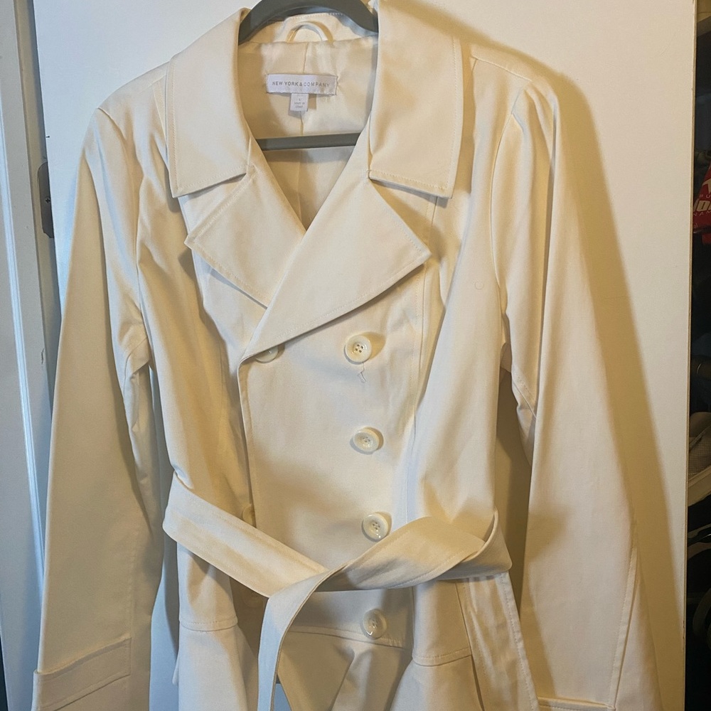 New York and Company. Size L. White Cropped trench coat